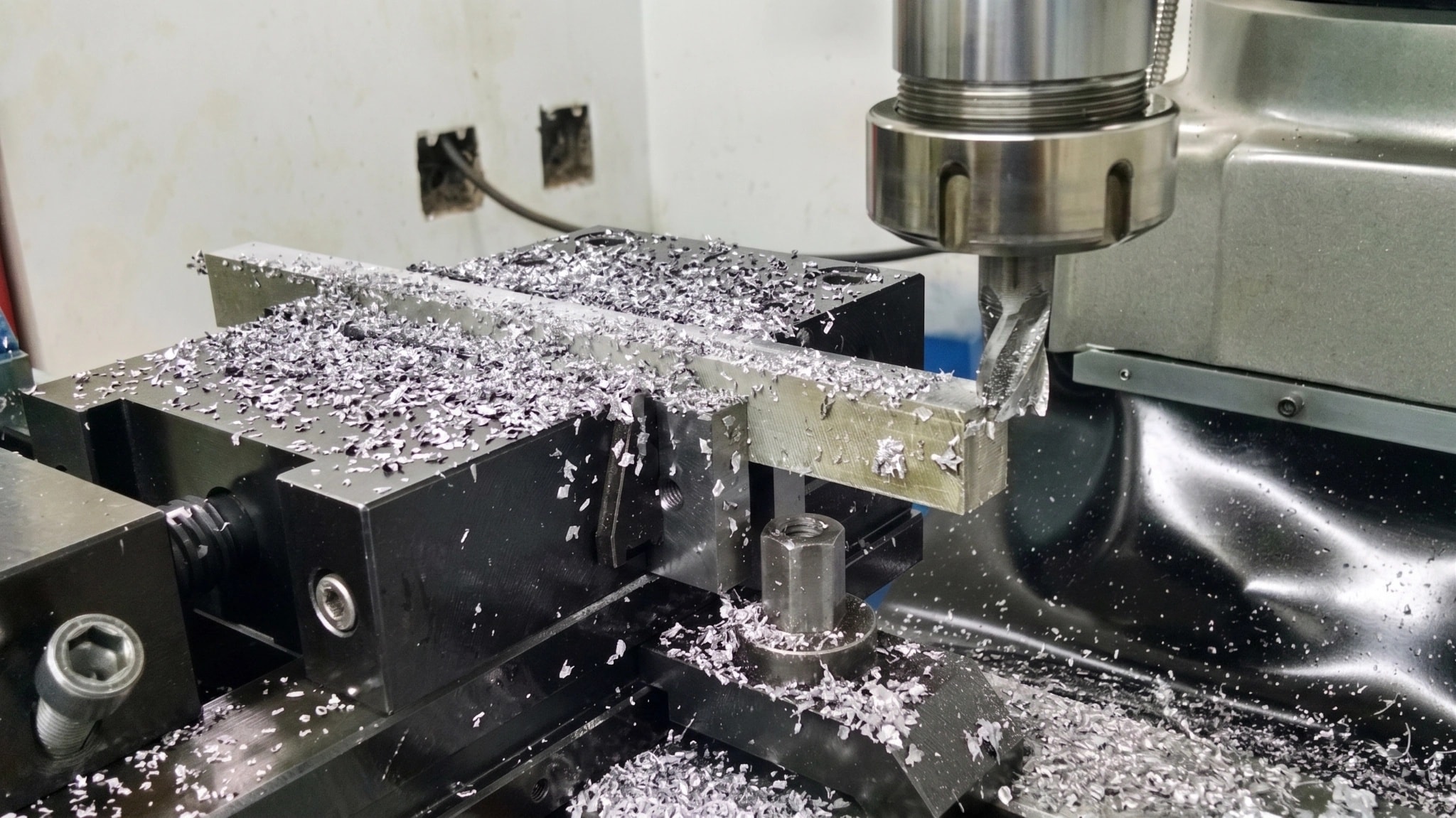 Processo de fabricação e acabamento em bancada